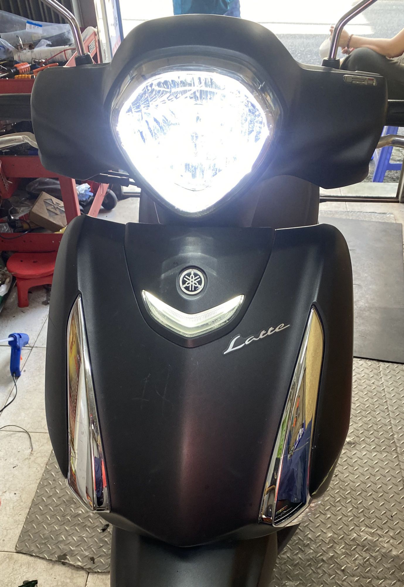 yamaha latte thay b&oacute;ng đ&egrave;n led xe si&ecirc;u s&aacute;ng
